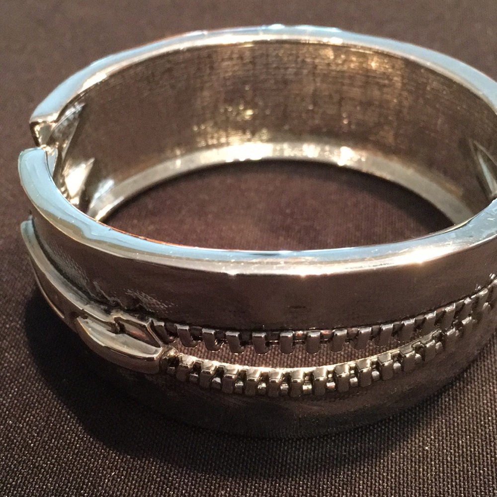 NWOT Silver zipper bracelet